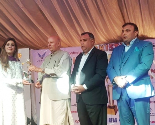 Marium Farhan, Famous Female Anchor & Host, Recieving Pakistan Legends Award