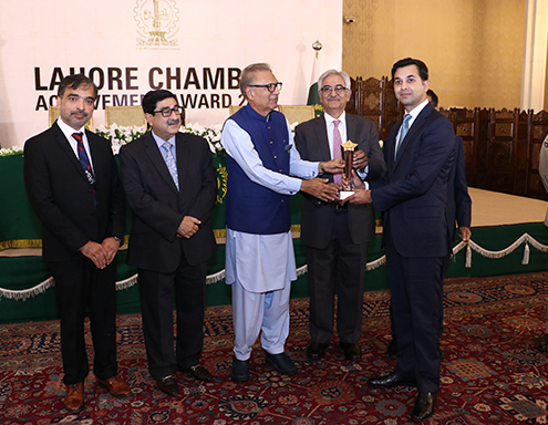 Haroon Sethi, CEO Khareed receiving LCCI award from president of Pakistan Dr. Arif Alvi